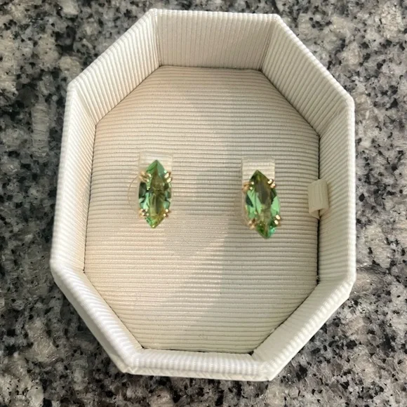 Chic Green Marquise Stud Earrings - Picture 2 of 6